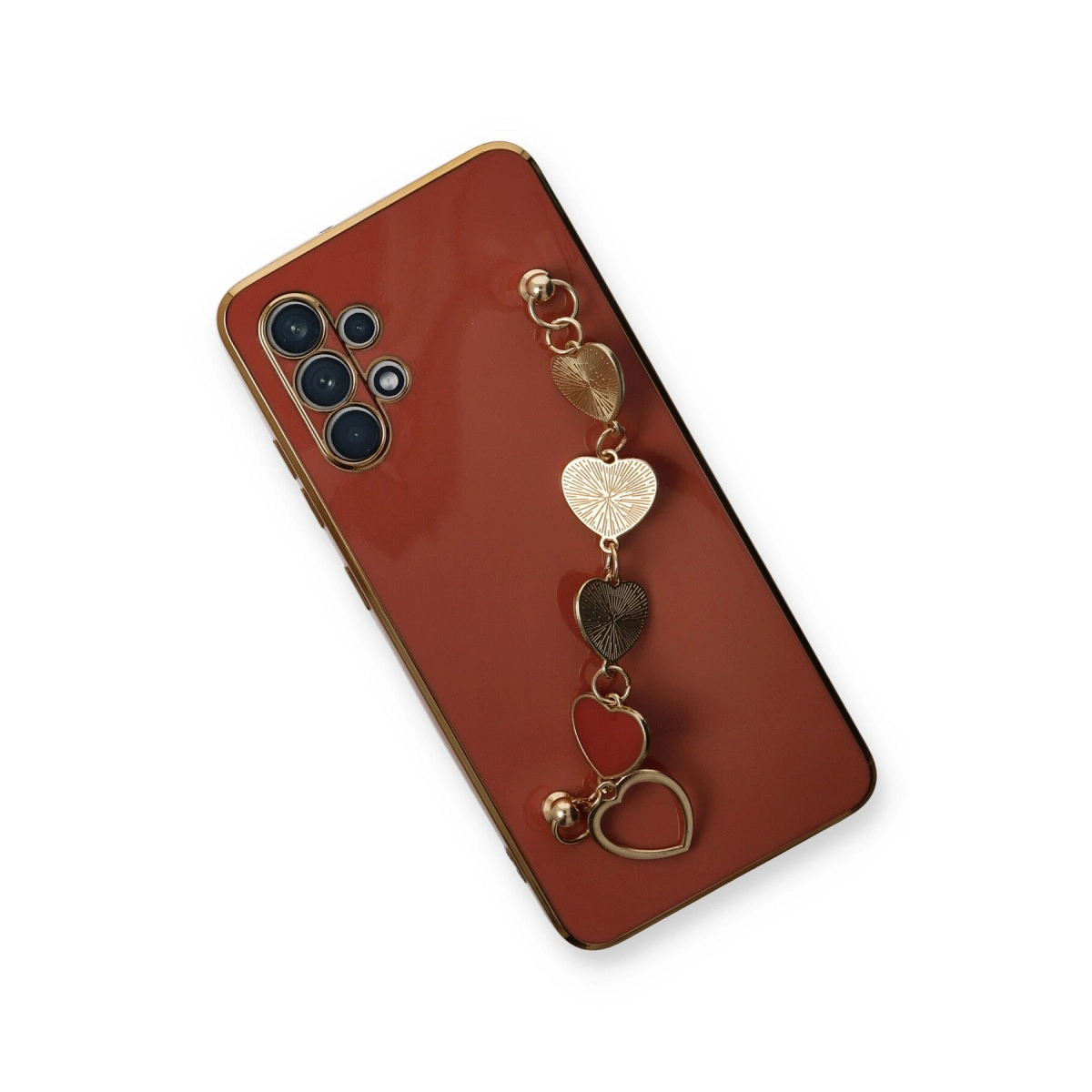Altın kalp charm bileklikli kırmızı telefon kılıfı ve kamera lensleri.