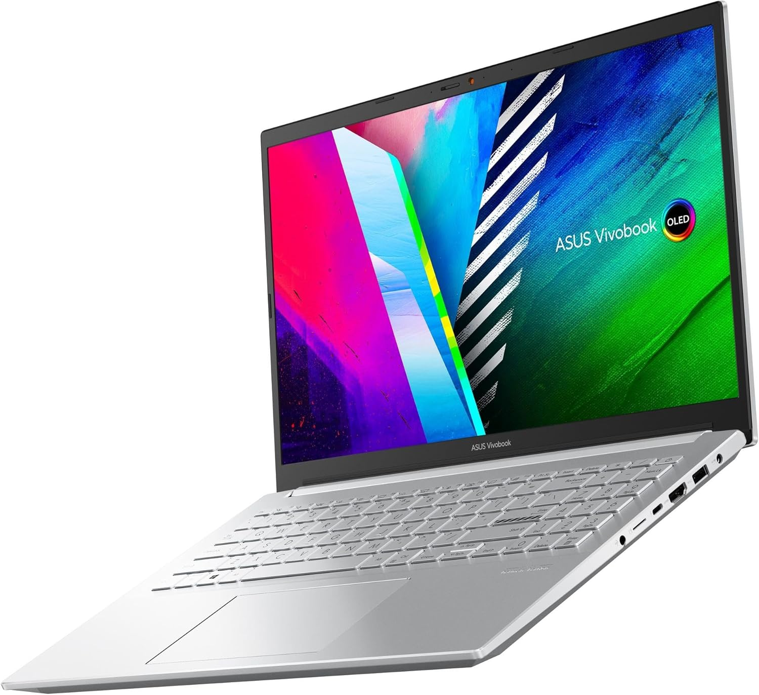 Otwarty srebrny laptop z kolorową tapetą na ekranie.