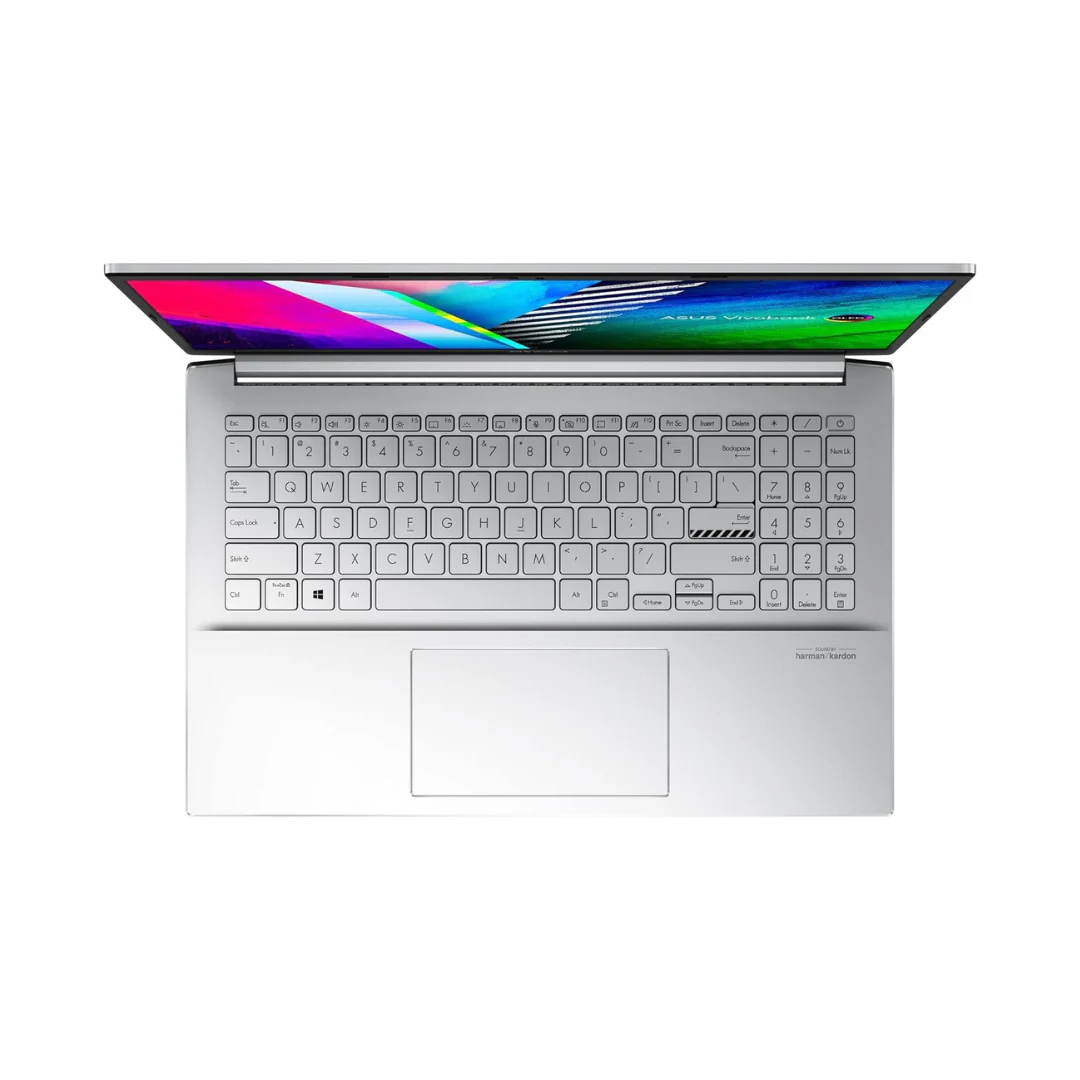 Srebrny laptop z otwartym ekranem, wyświetlający kolorowy wzór.