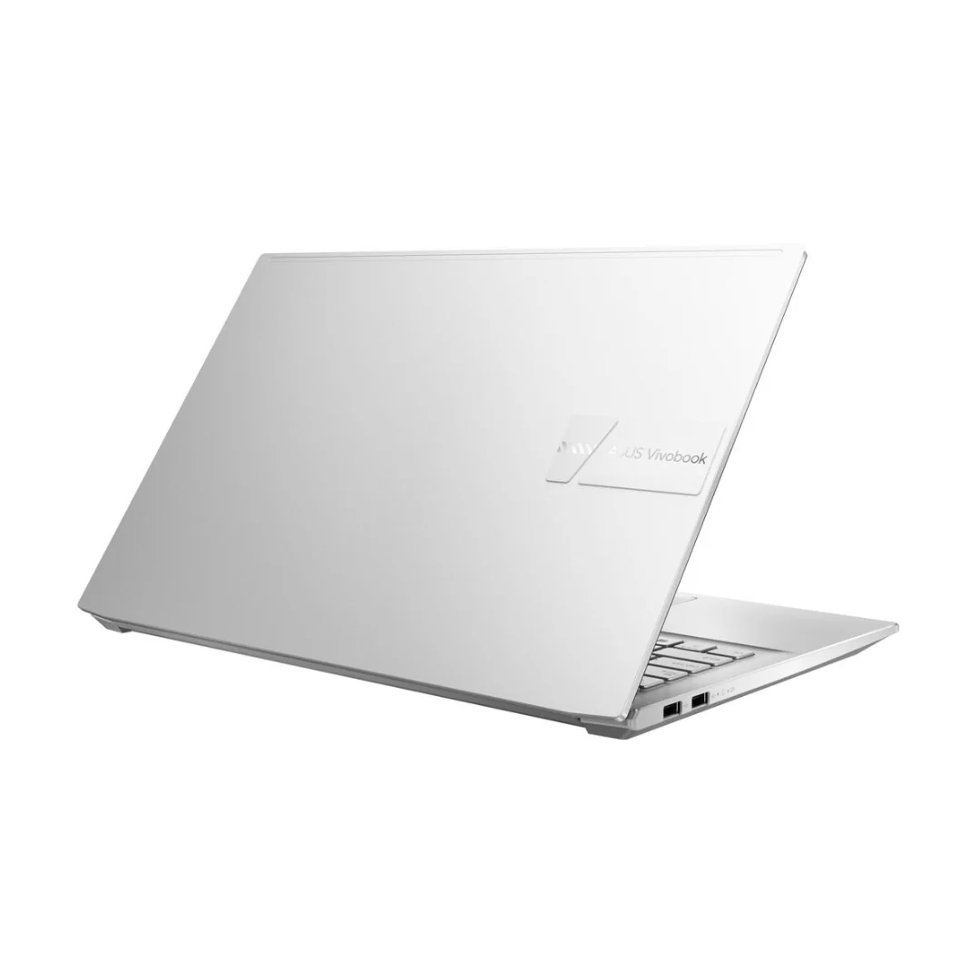 Srebrny laptop Asus Vivobook, pokazany z boku z otwartym wyświetlaczem, na białym tle.