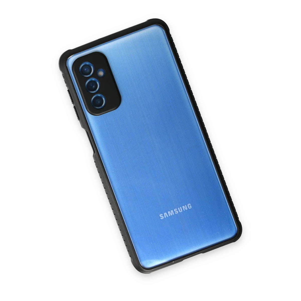 Siyah çerçeveli, üç arka kameralı mavi Samsung akıllı telefon.
