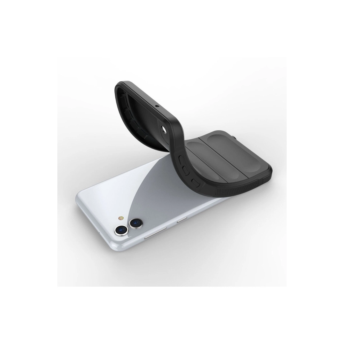 Siyah telefon kılıfı gümüş bir akıllı telefonun üzerine yerleştiriliyor.