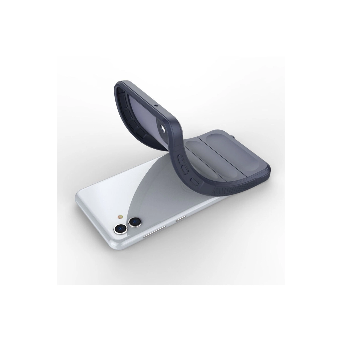 Gümüş bir akıllı telefonun üzerine koyu gri telefon kılıfı yerleştiriliyor.