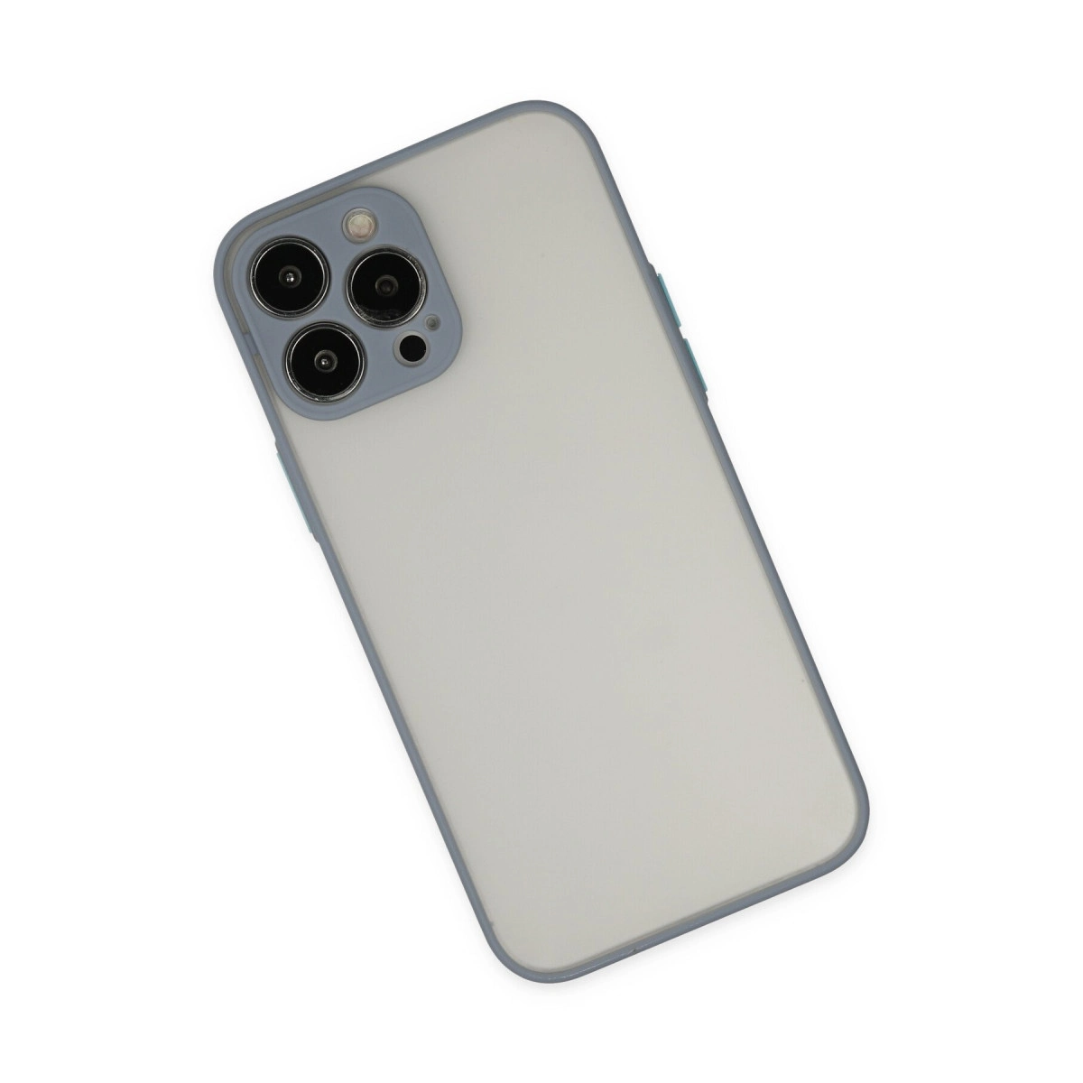 Beyaz arka plan üzerinde üç kamera lensli gri telefon kılıfı.