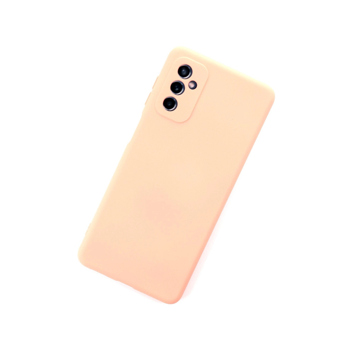 Beyaz arka plan üzerinde üç arka kamerası olan şeftali rengi telefon kılıfı.