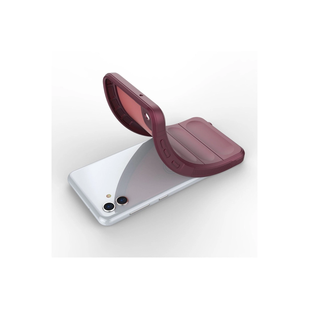 Koyu kırmızı telefon kılıfı gümüş bir akıllı telefonun üzerine yerleştiriliyor.