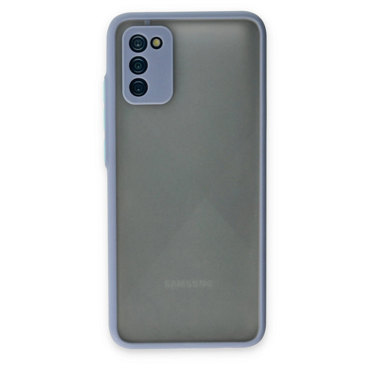 Üçlü kamera ve flaşa sahip gri Samsung telefonun arkası.