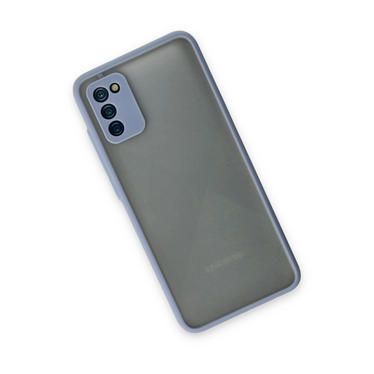 Üç kameralı gri telefon kılıfı, beyaz zeminde Samsung logosu.