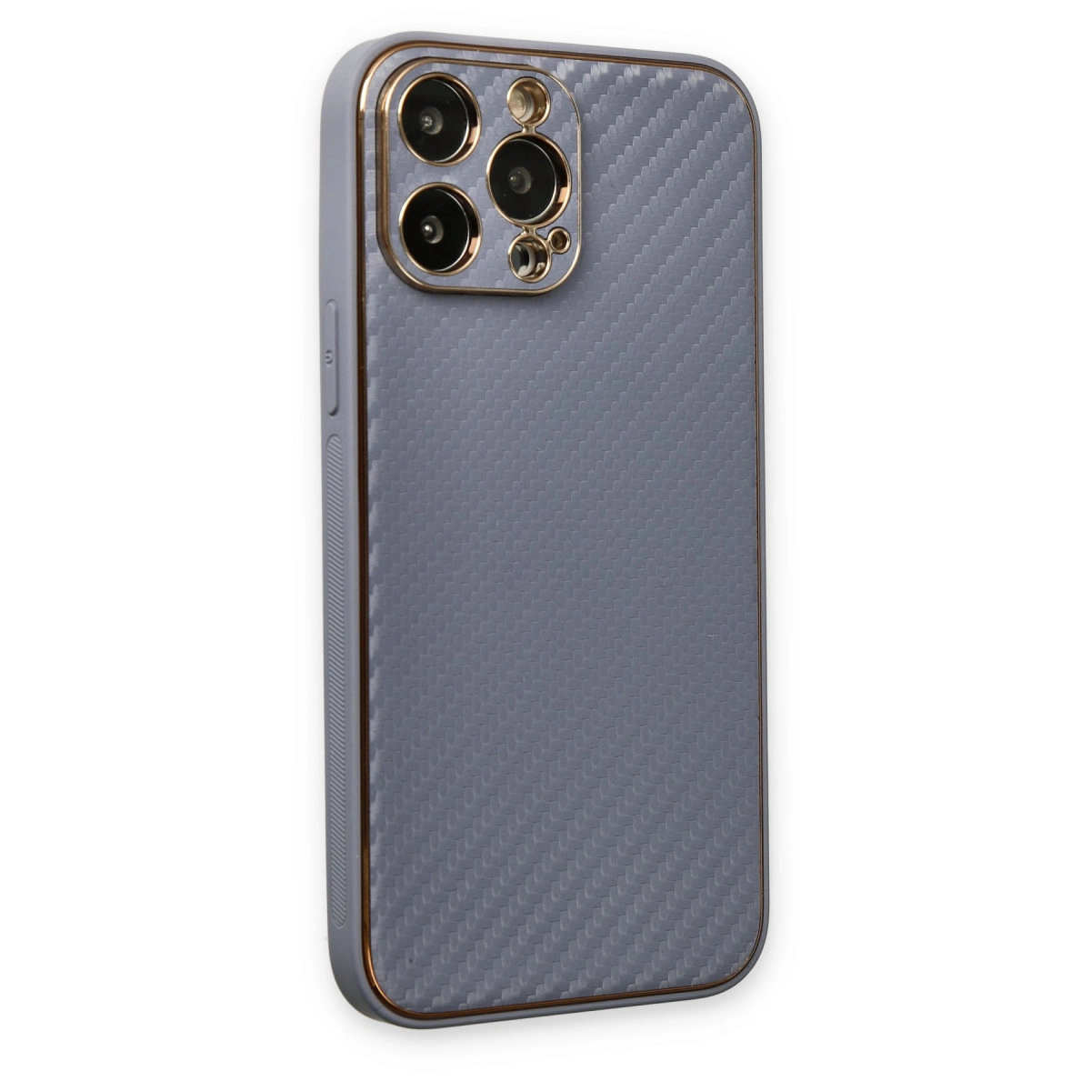 Karbon desenli gri telefon kılıfı ve üçlü kamera sistemi.