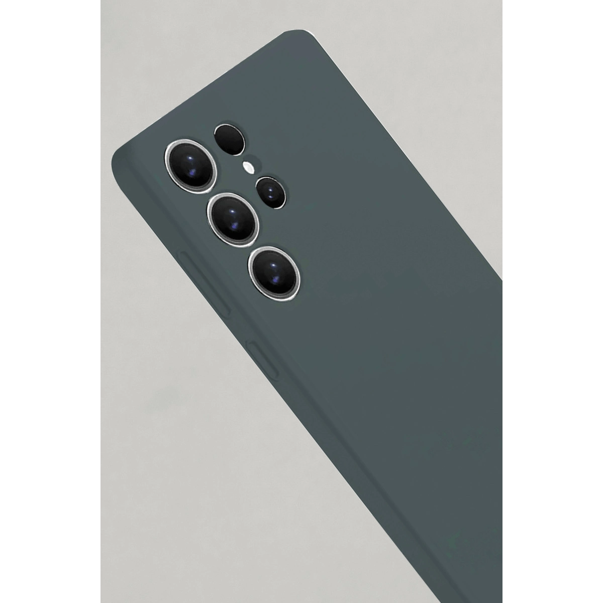 Arkada dört kamera lensi bulunan koyu gri telefon kılıfı.