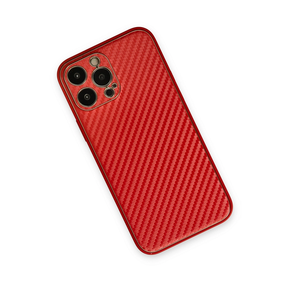 Beyaz arka plan üzerinde karbon desenli ve üç kameralı kırmızı iPhone.