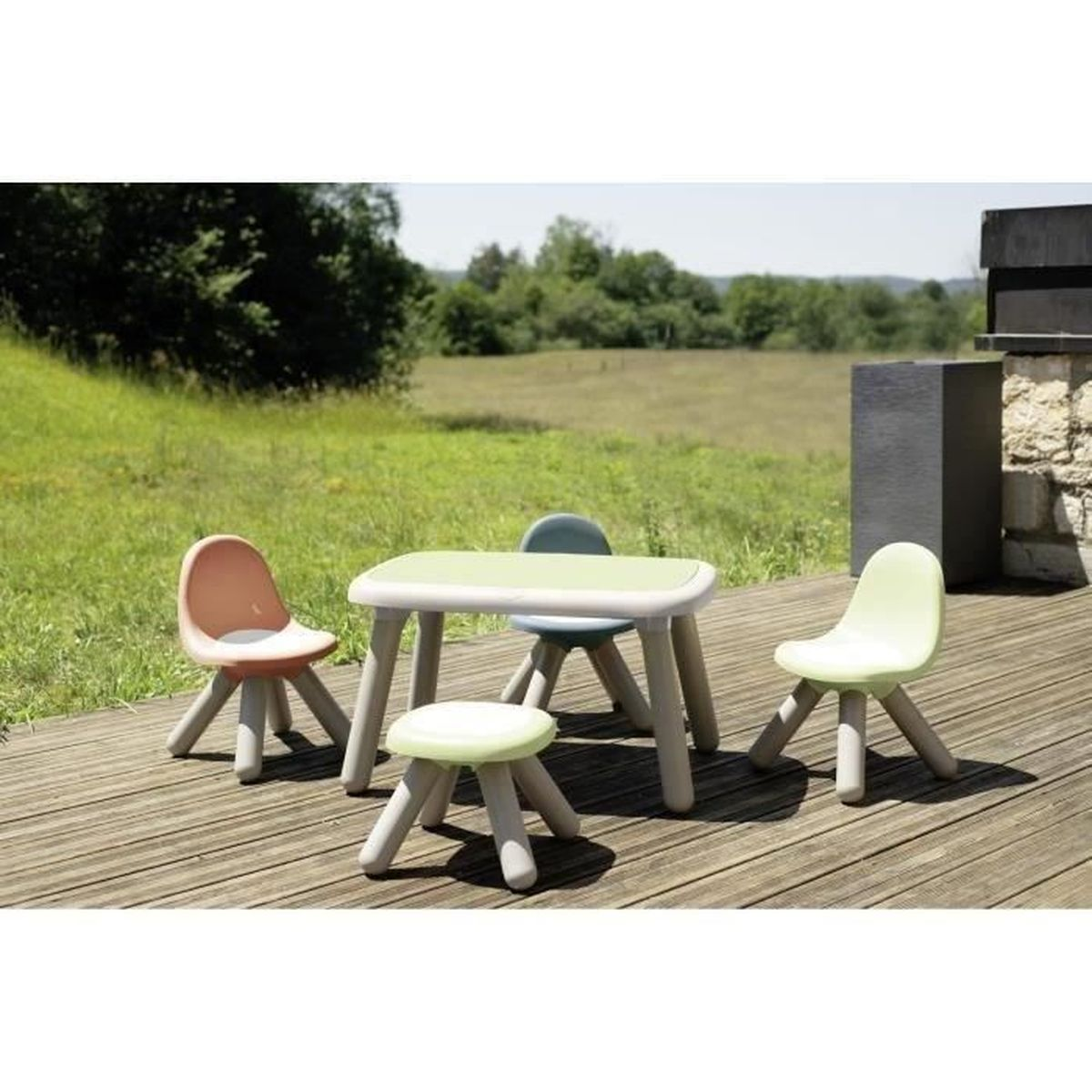 Ein kleiner Tisch und Stühle für Kinder auf einer Holzterrasse im Freien.