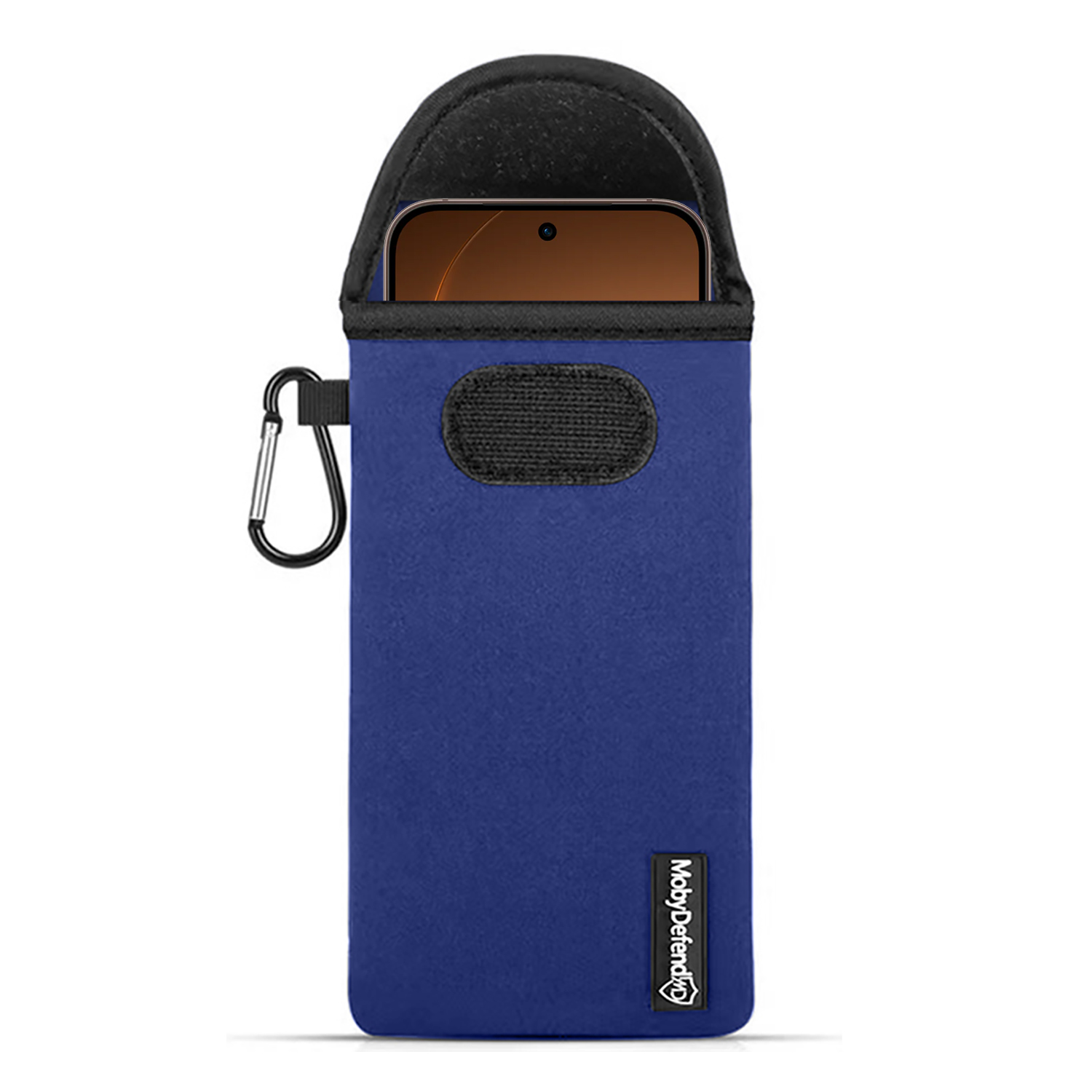 Blauwe telefoonhoes met karabijnhaak en klittenband. Telefoon steekt eruit.