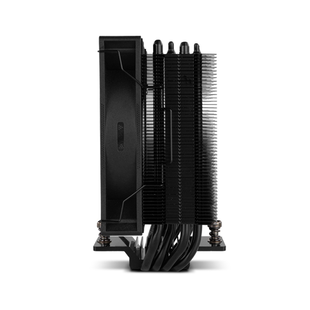 Zwarte CPU-koeler met ventilator en heatpipes op witte achtergrond.