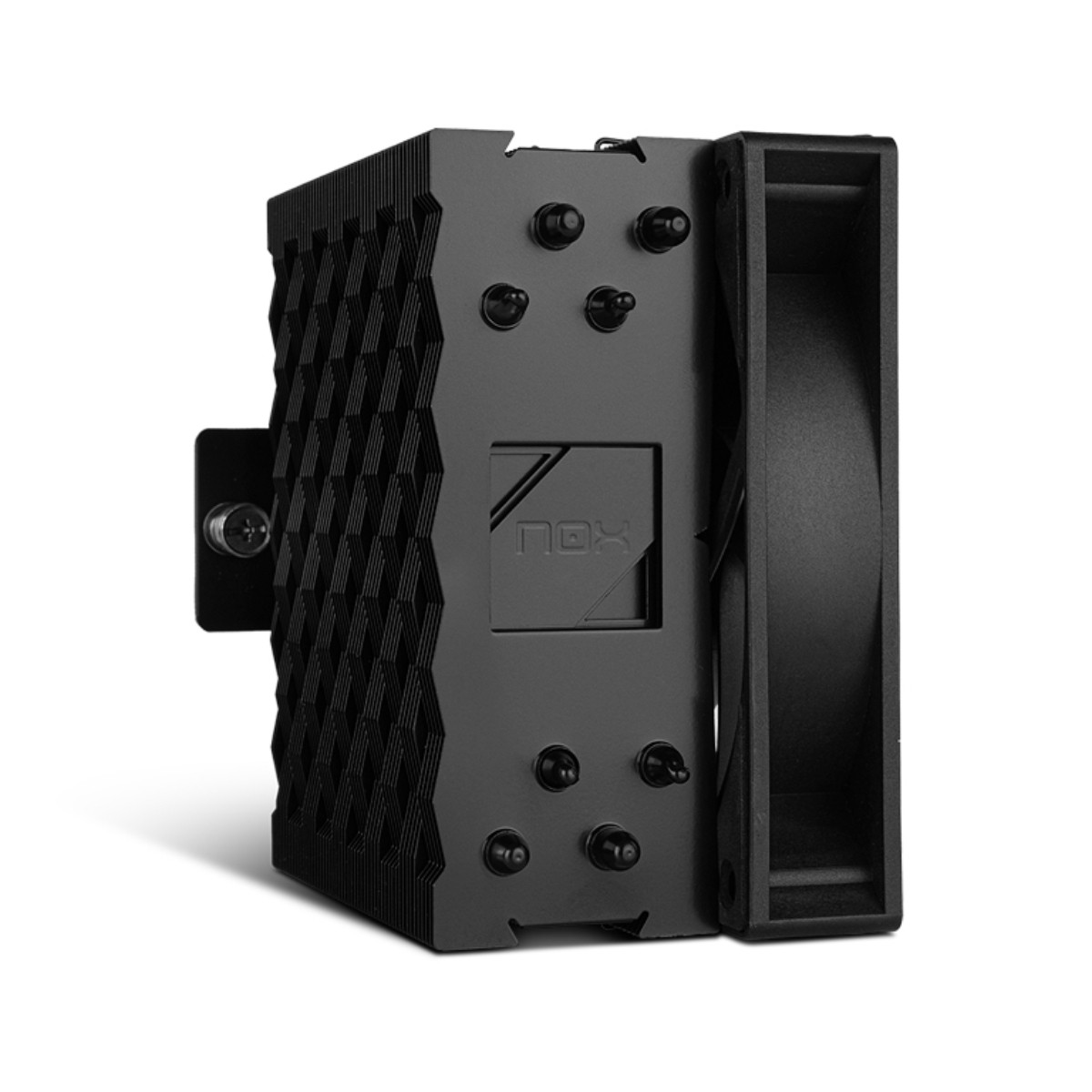 Zwarte CPU-koeler met ventilator, witte achtergrond.