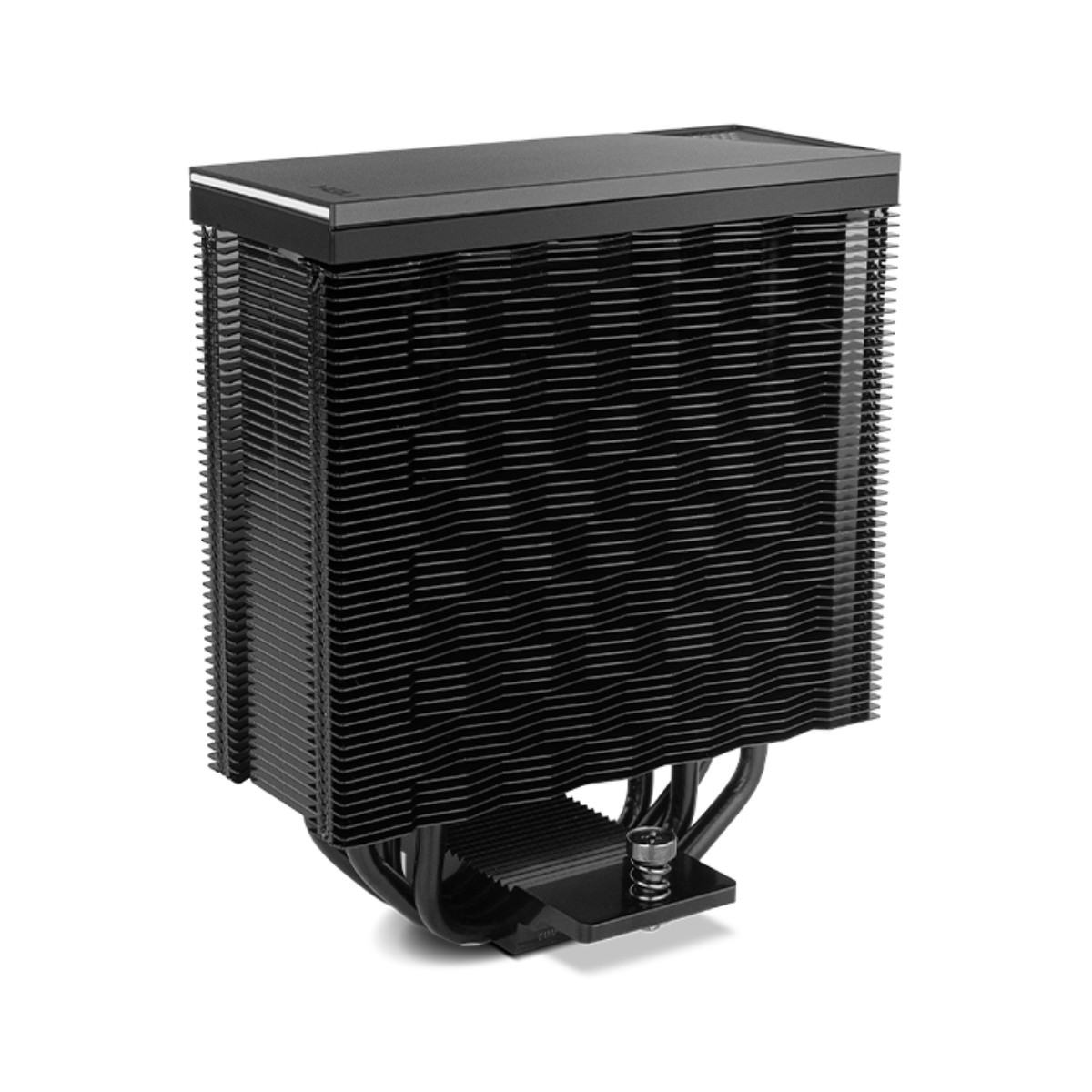 Een zwarte CPU-koeler met vinnen en koperen buizen op witte achtergrond.