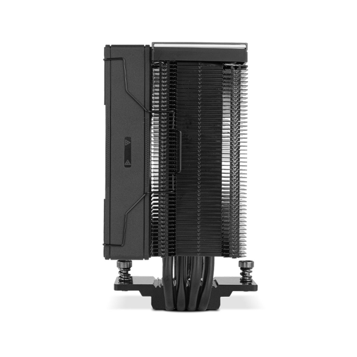 Zwarte CPU-koeler met vinnen en heatpipes, op witte achtergrond.