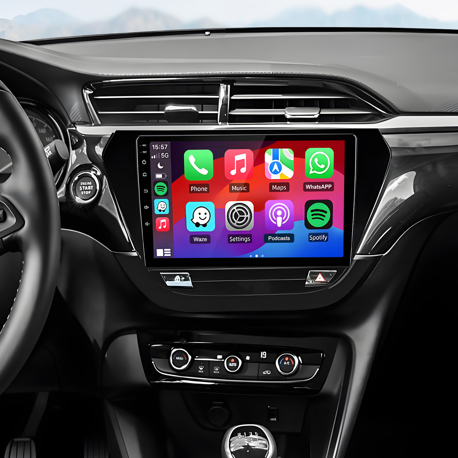 Interior de coche con pantalla de infoentretenimiento mostrando apps como Teléfono, Música, Mapas y WhatsApp.