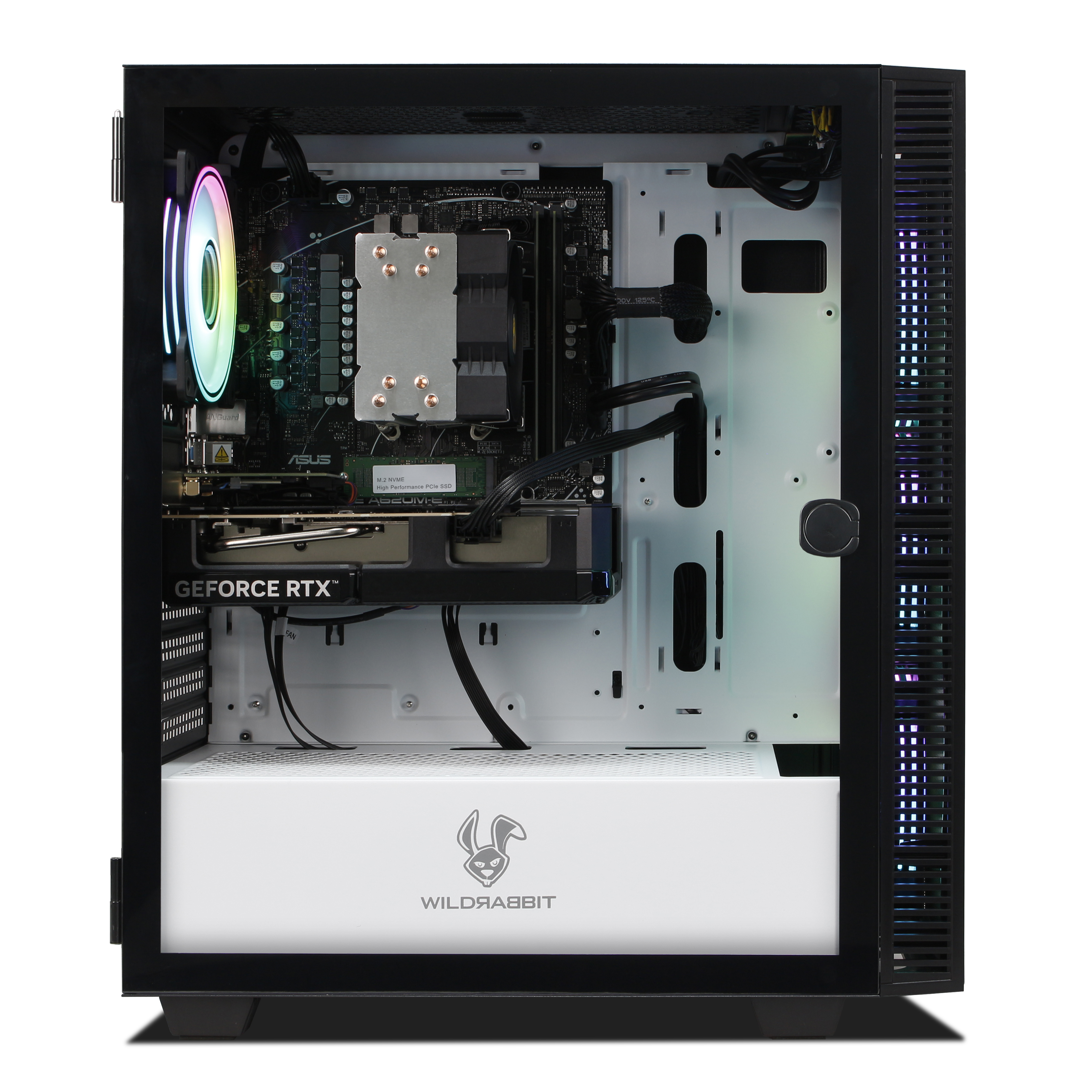 Un PC aperto con ventole RGB, scheda grafica e cavi su sfondo bianco.