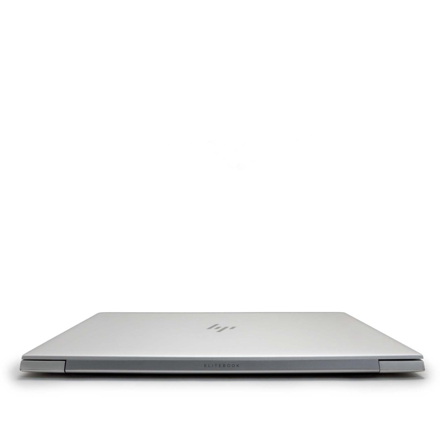 Ein geschlossener, silberner HP Elitebook Laptop auf weißem Hintergrund.