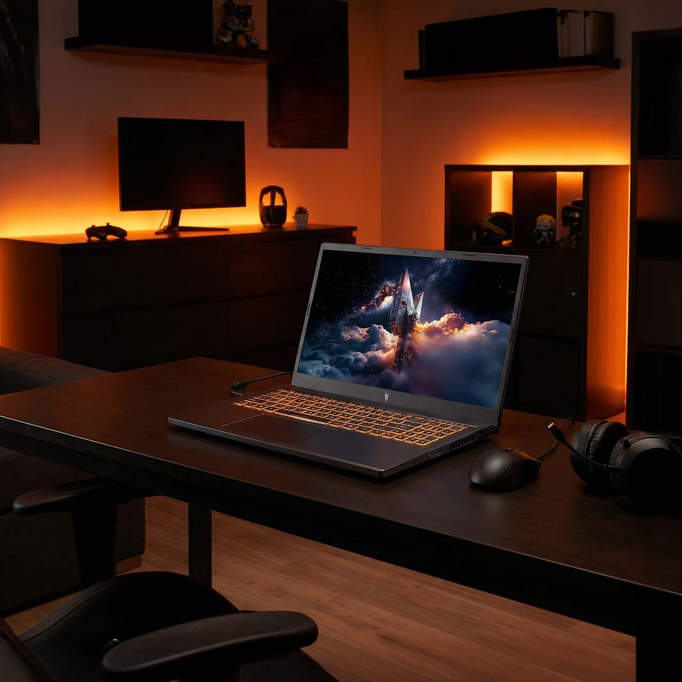 Ein dunkler Raum mit einem Laptop, der einen Raketenstart zeigt, orange Ambientbeleuchtung.