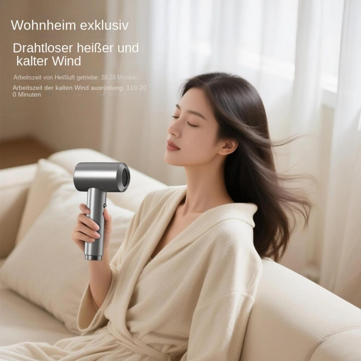 Eine Frau sitzt auf einem Sofa und hält einen silbernen Haartrockner in der Hand.