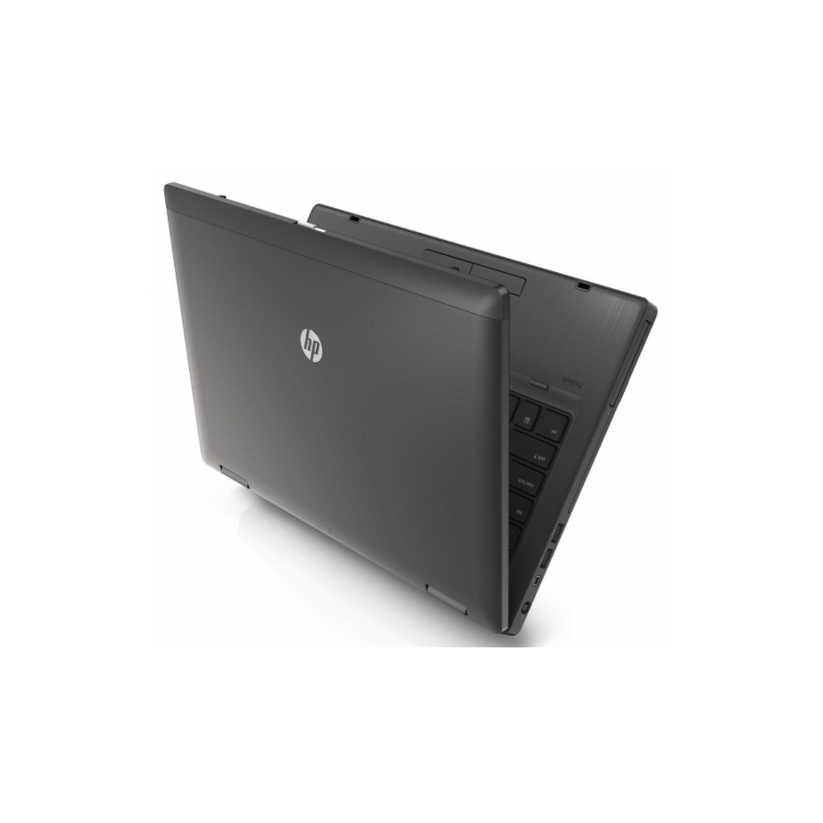 Ein dunkles HP-Laptop mit Tastatur und HP-Logo auf dem Deckel.