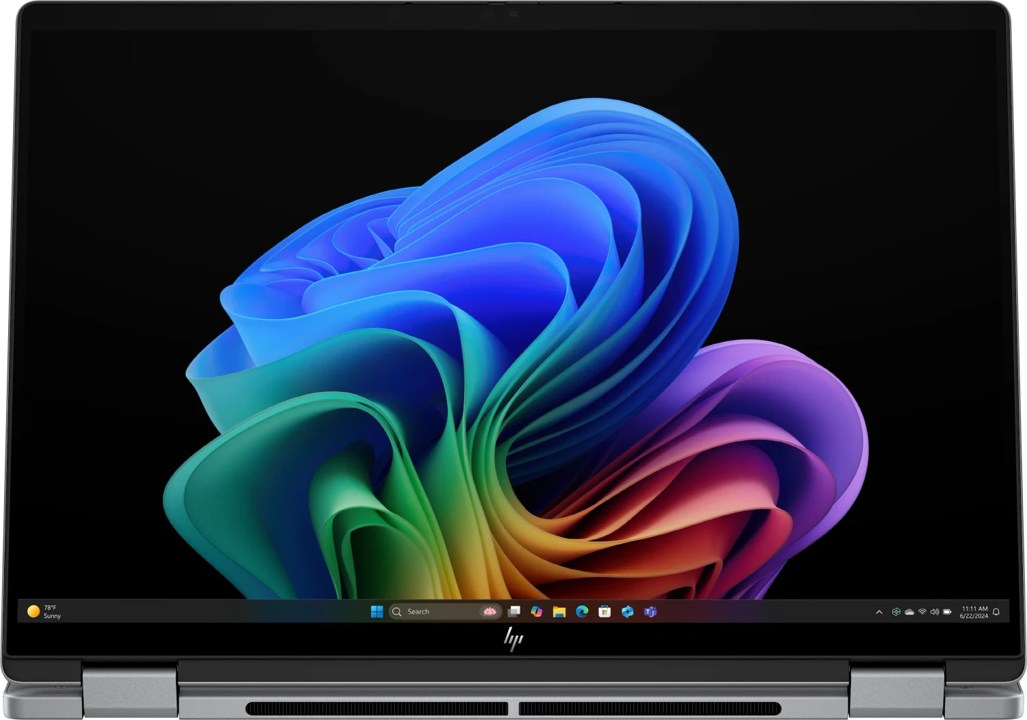 Otwarty laptop z kolorową, abstrakcyjną tapetą na ekranie.