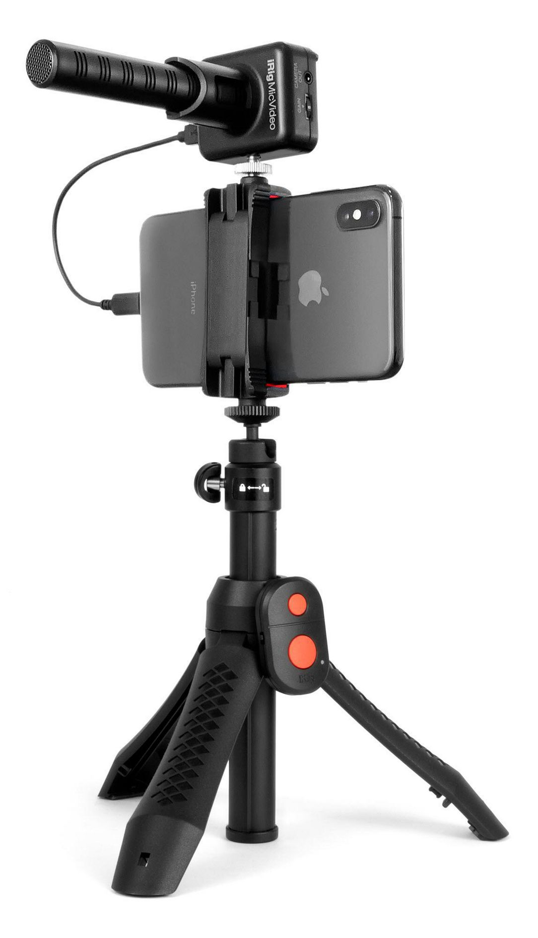 Un iPhone è montato su un treppiede con un microfono.