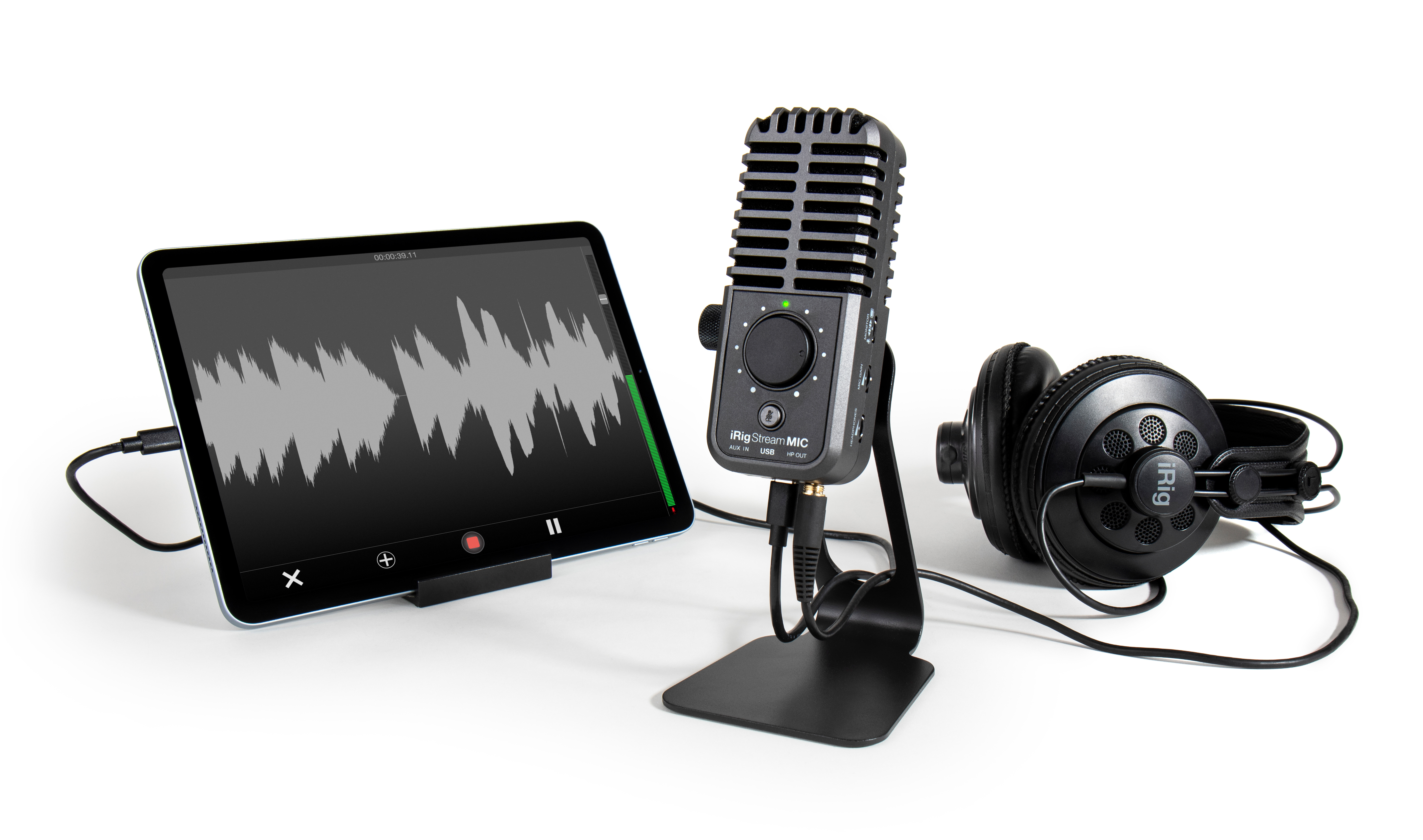 Tablet che mostra forma d'onda audio, microfono e cuffie su sfondo bianco.