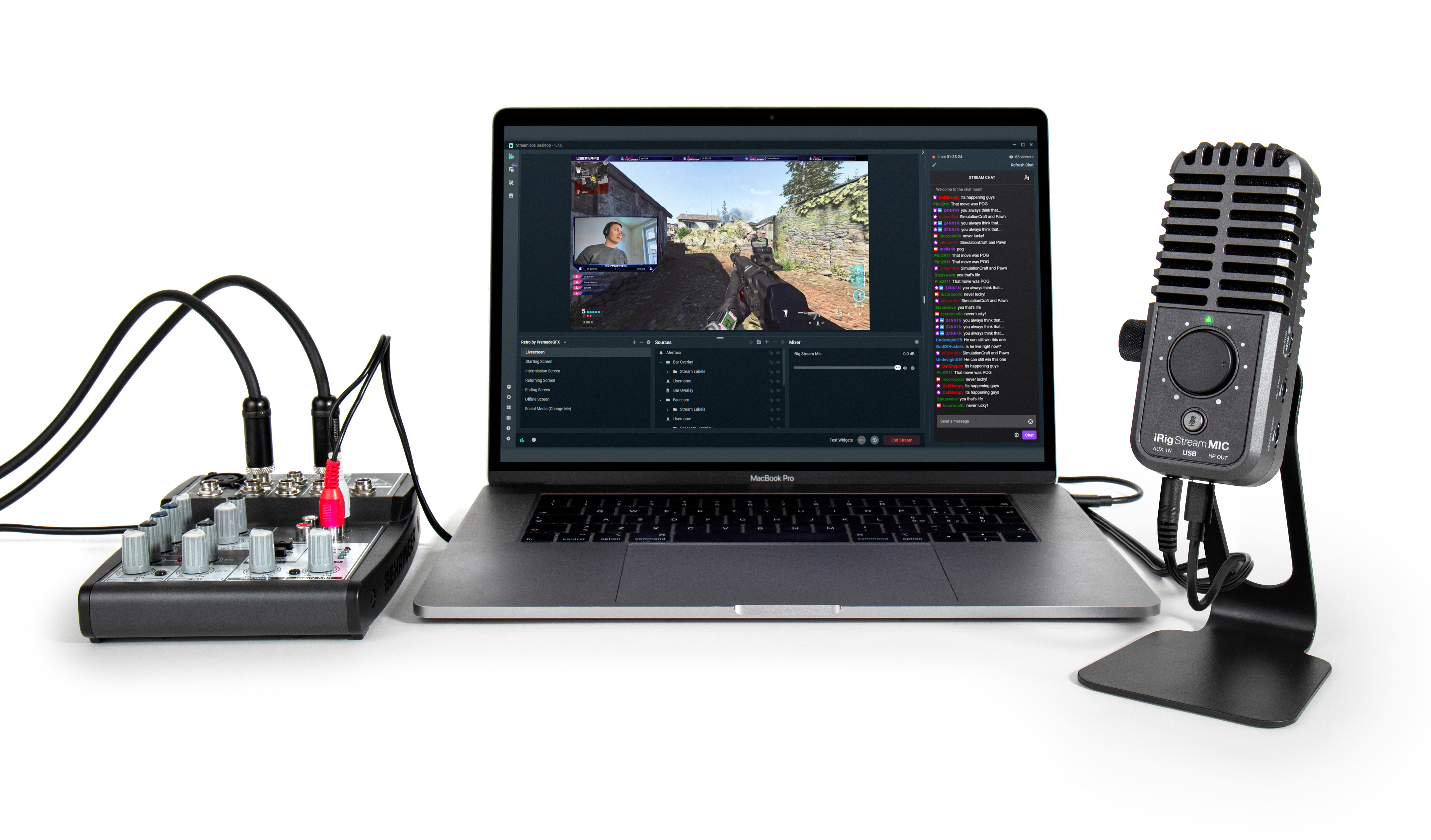 Un laptop che mostra software di streaming, un mixer e un microfono su supporto.