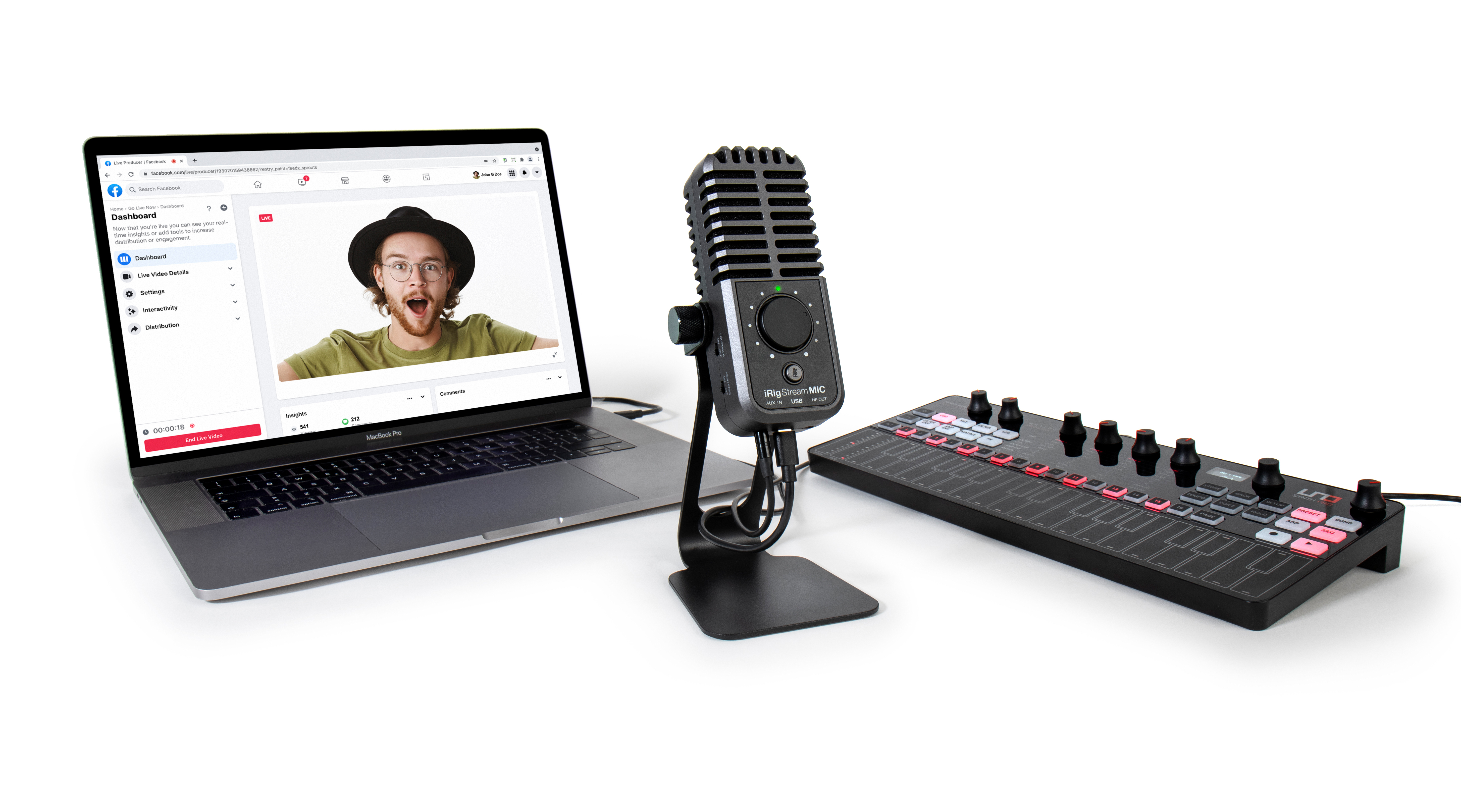 Un laptop mostra uno streaming live, con microfono e mixer accanto.