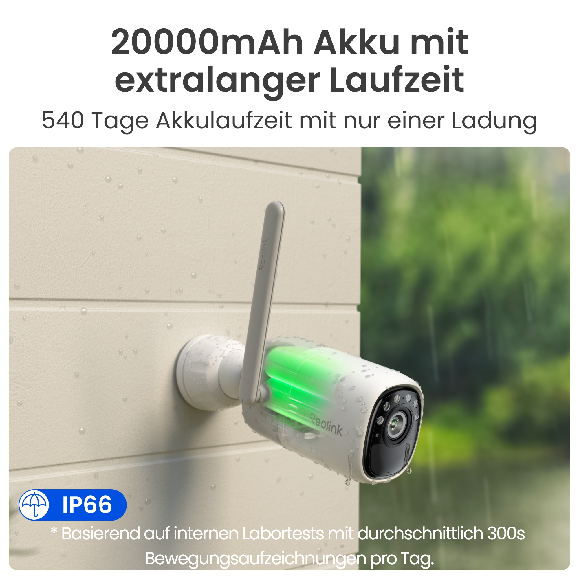 Weiße Überwachungskamera mit Antenne im Regen, grünes Licht leuchtet.