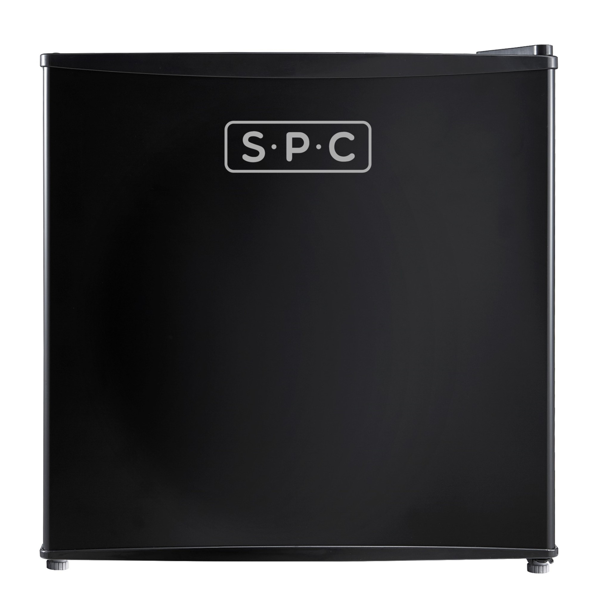 Ein kompakter, schwarzer Kühlschrank mit dem SPC-Logo.