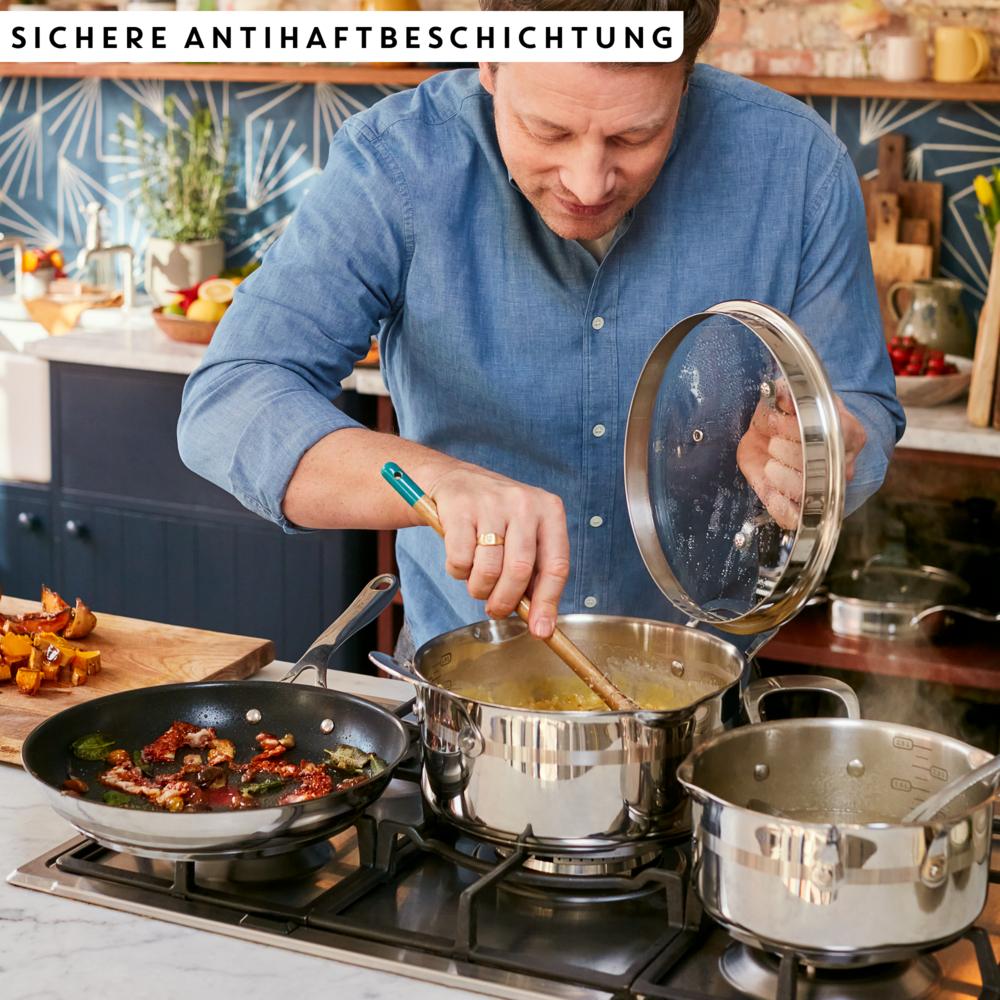 Un homme cuisine dans une cuisine avec des casseroles et des poêles sur la cuisinière.