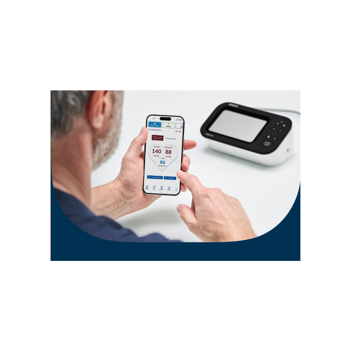 Mężczyzna trzyma smartfon z ciśnieniem krwi, obok urządzenie.