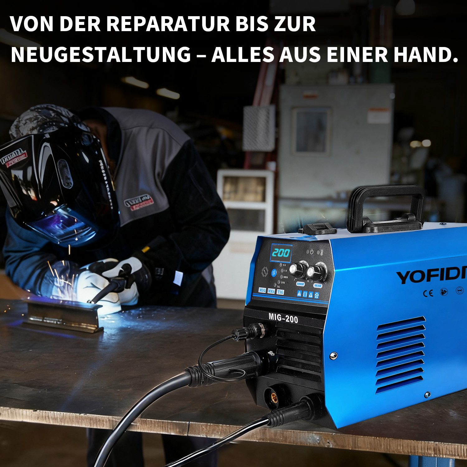 Ein Schweißer mit Schutzhelm schweißt Metall. Eine blaue Schweißmaschine steht daneben.