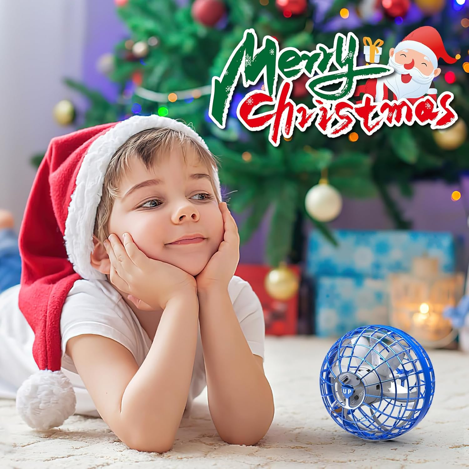 Ragazzo con cappello di Babbo Natale vicino all'albero.