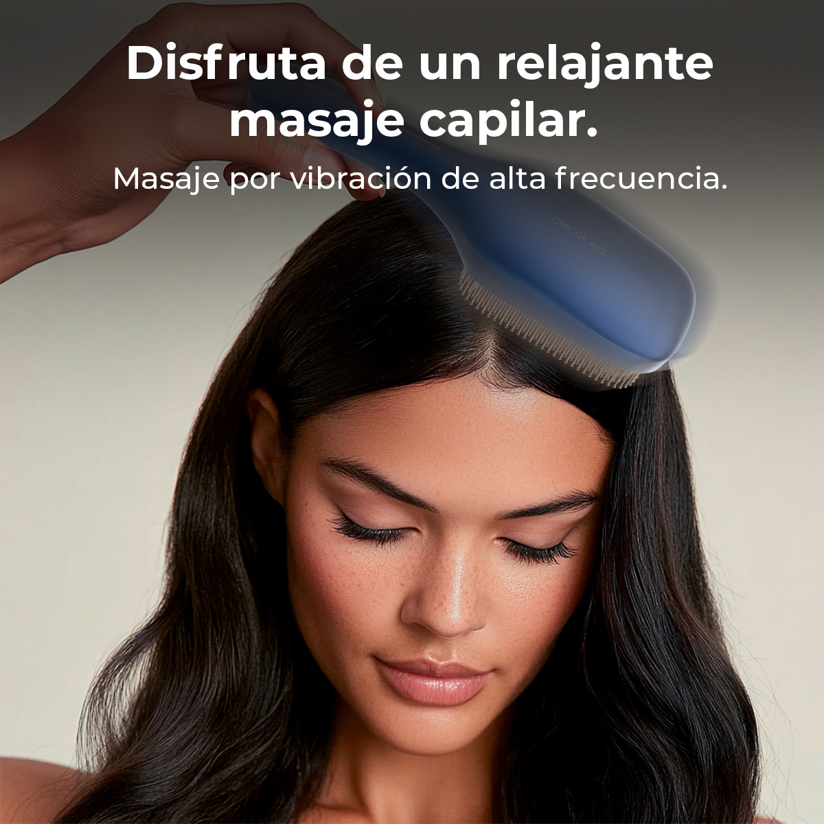 Una mano usa un massaggiatore per capelli blu ad alta frequenza su una donna.