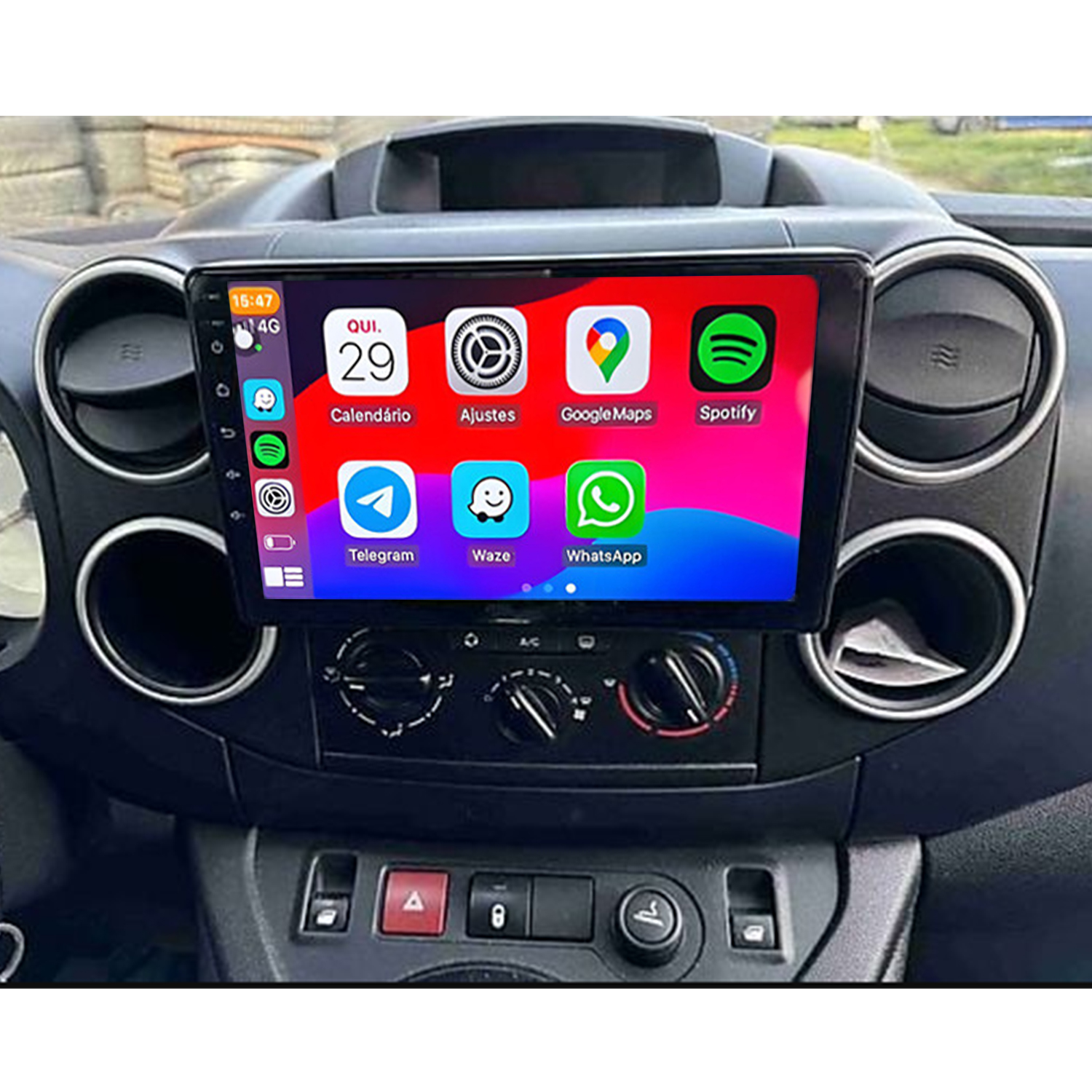 Ein Auto-Infotainment-Bildschirm zeigt Apps wie Spotify, Google Maps, Telegram und WhatsApp an.