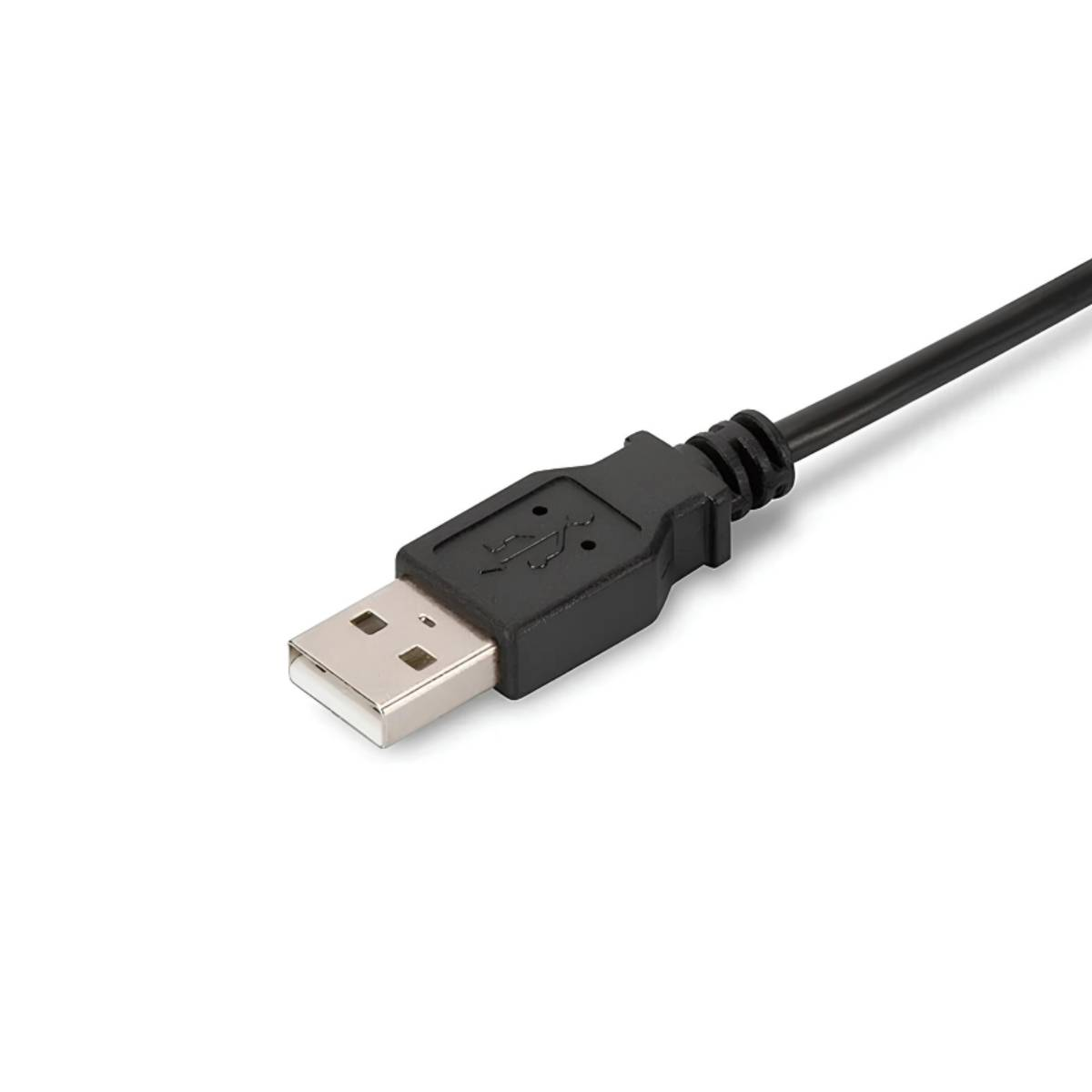 Ein schwarzes USB-Kabel mit einem silbernen Stecker auf weißem Hintergrund.