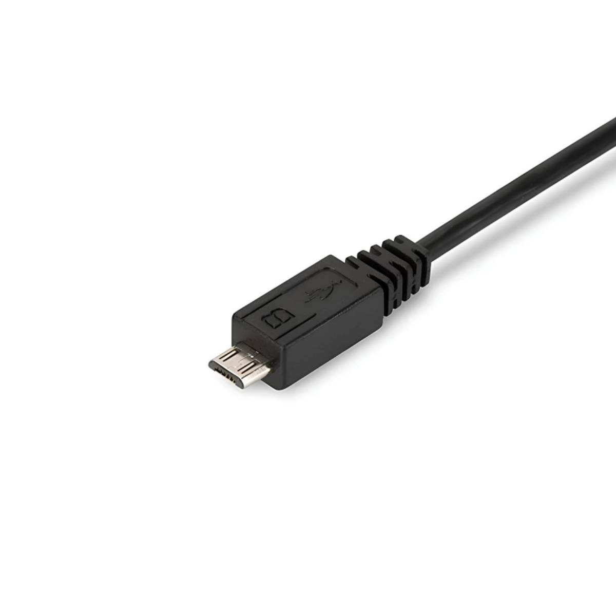 Nahaufnahme eines schwarzen Micro-USB-Kabels mit Stecker auf weißem Hintergrund.