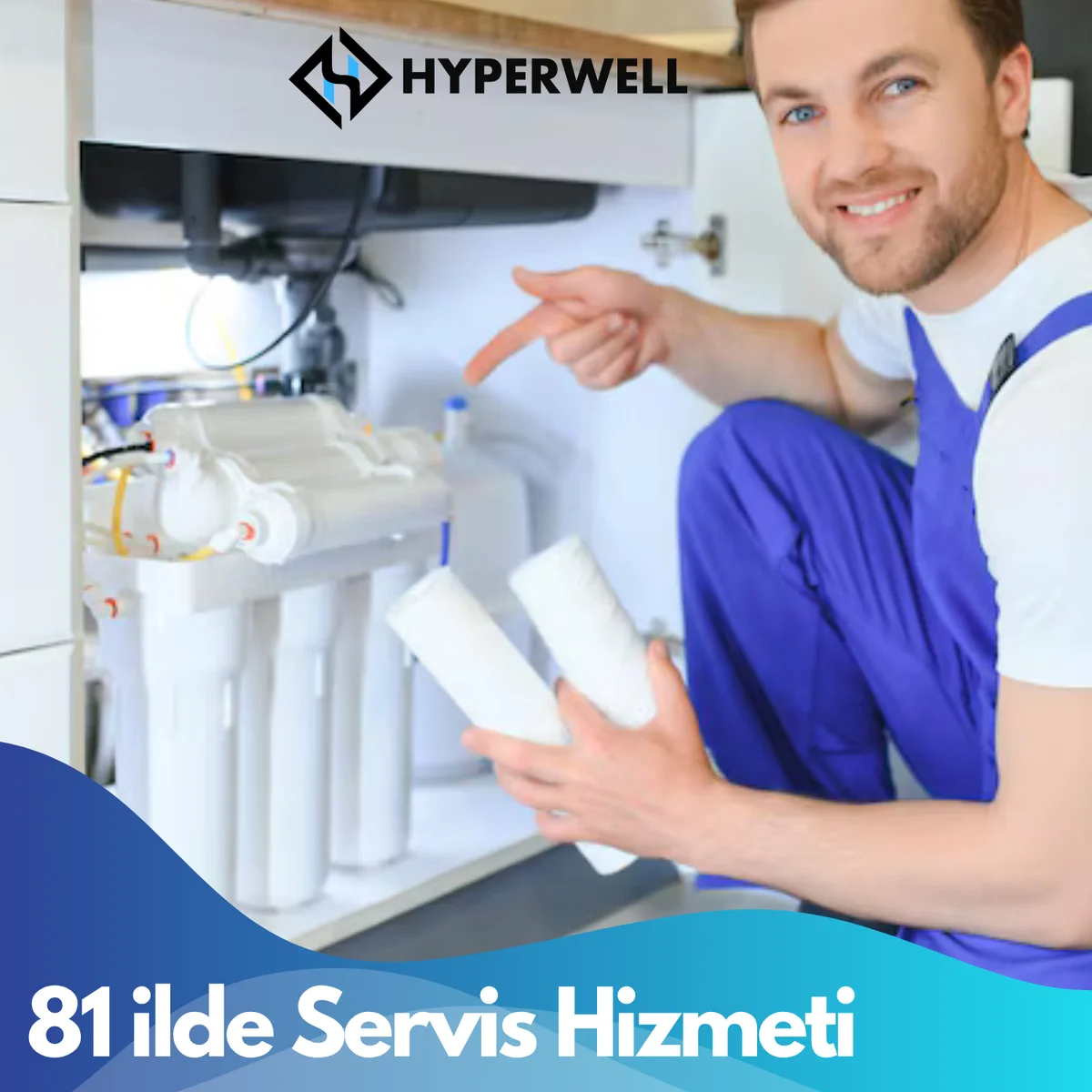 Mavi tulumlu bir adam lavabonun altındaki su filtrelerini gösteriyor.
