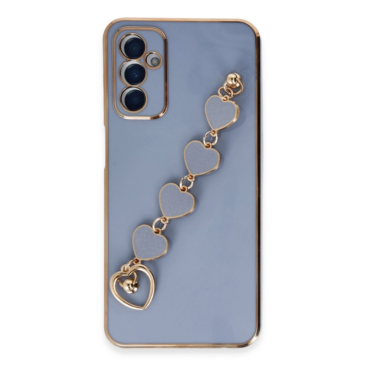 Kalp charm bileklikli ve altın kenarlı mor telefon kılıfı, kamera alanı görünür.