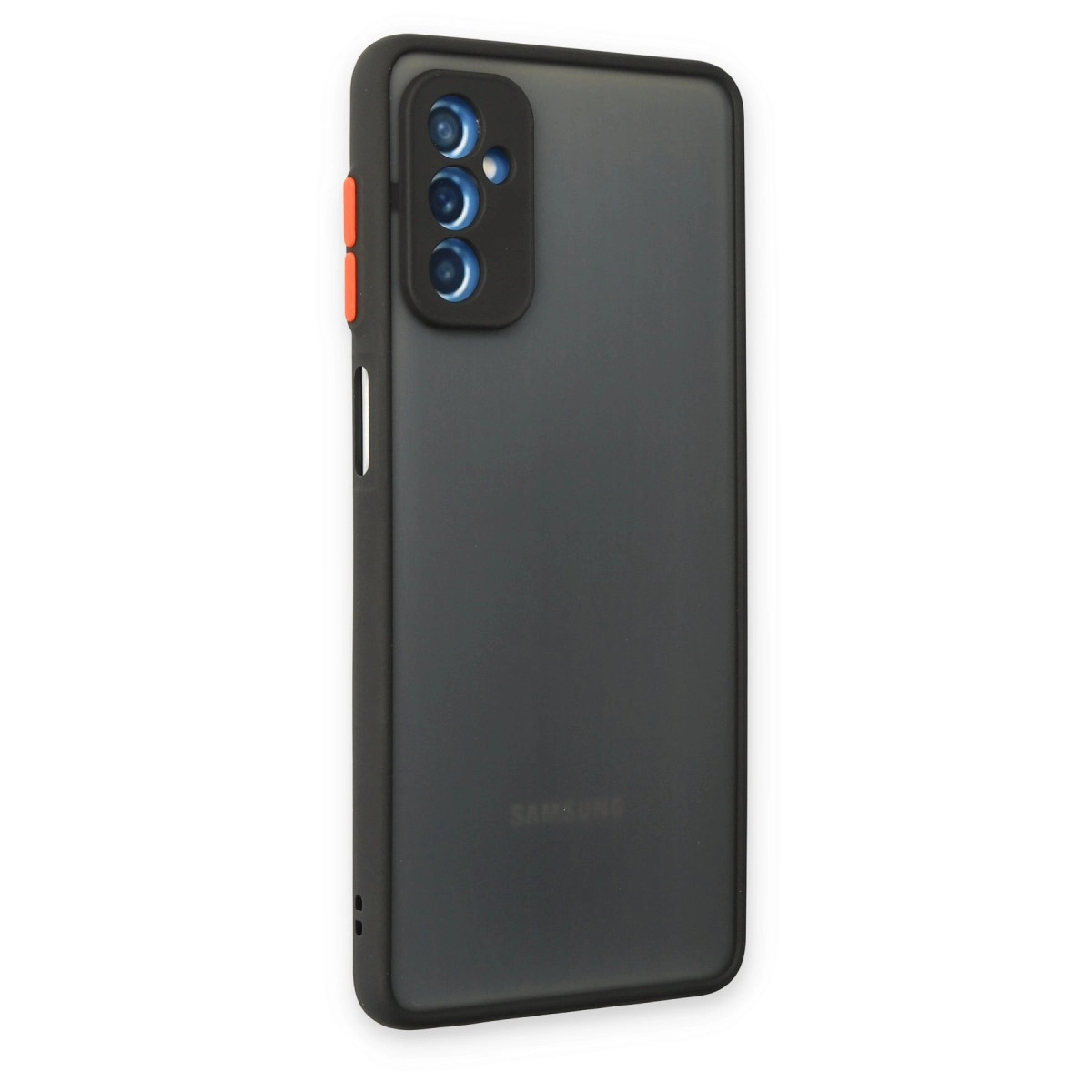 Üç kamera lensli ve turuncu düğmeli koyu gri Samsung telefon kılıfı.