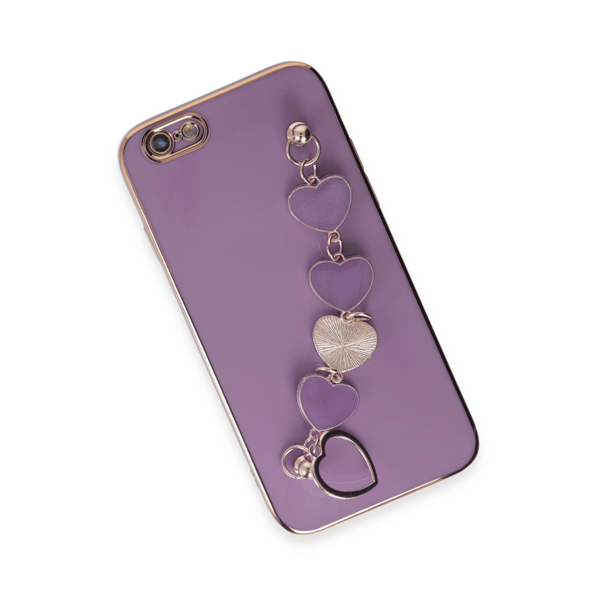 Altın kenarlı, kalp figürlü charm kolyeli mor telefon kılıfı.
