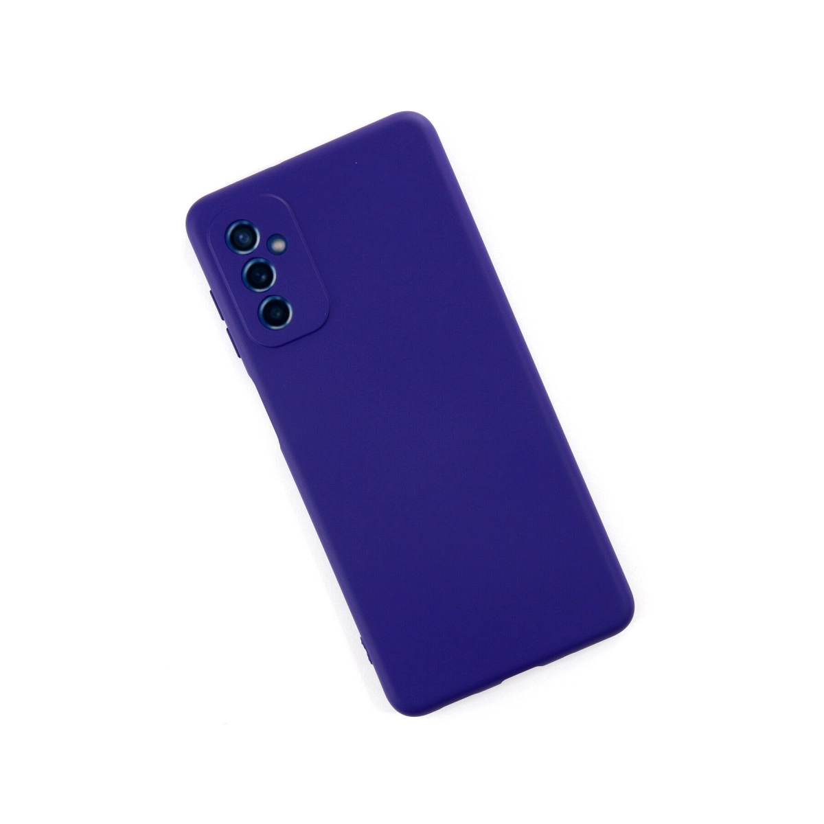 Üç kamera lensli mor telefon kılıfı. Beyaz zeminde duruyor.