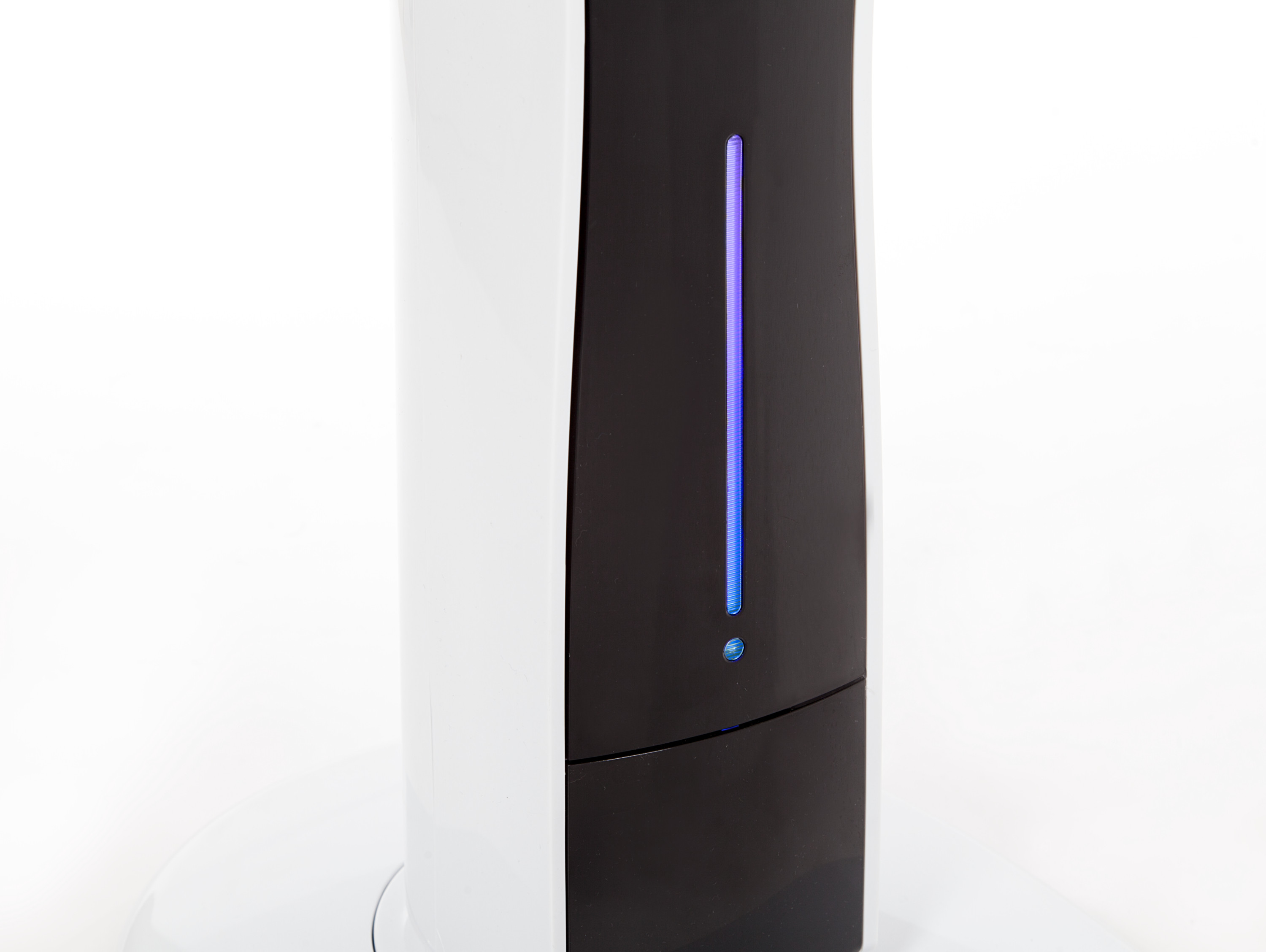 Un elegante dispositivo blanco con una tira de luz azul vertical.