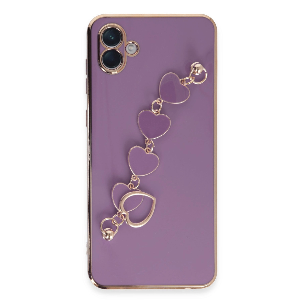 Altın kenarlı, kalp figürlü charm bileklikli mor telefon kılıfı.