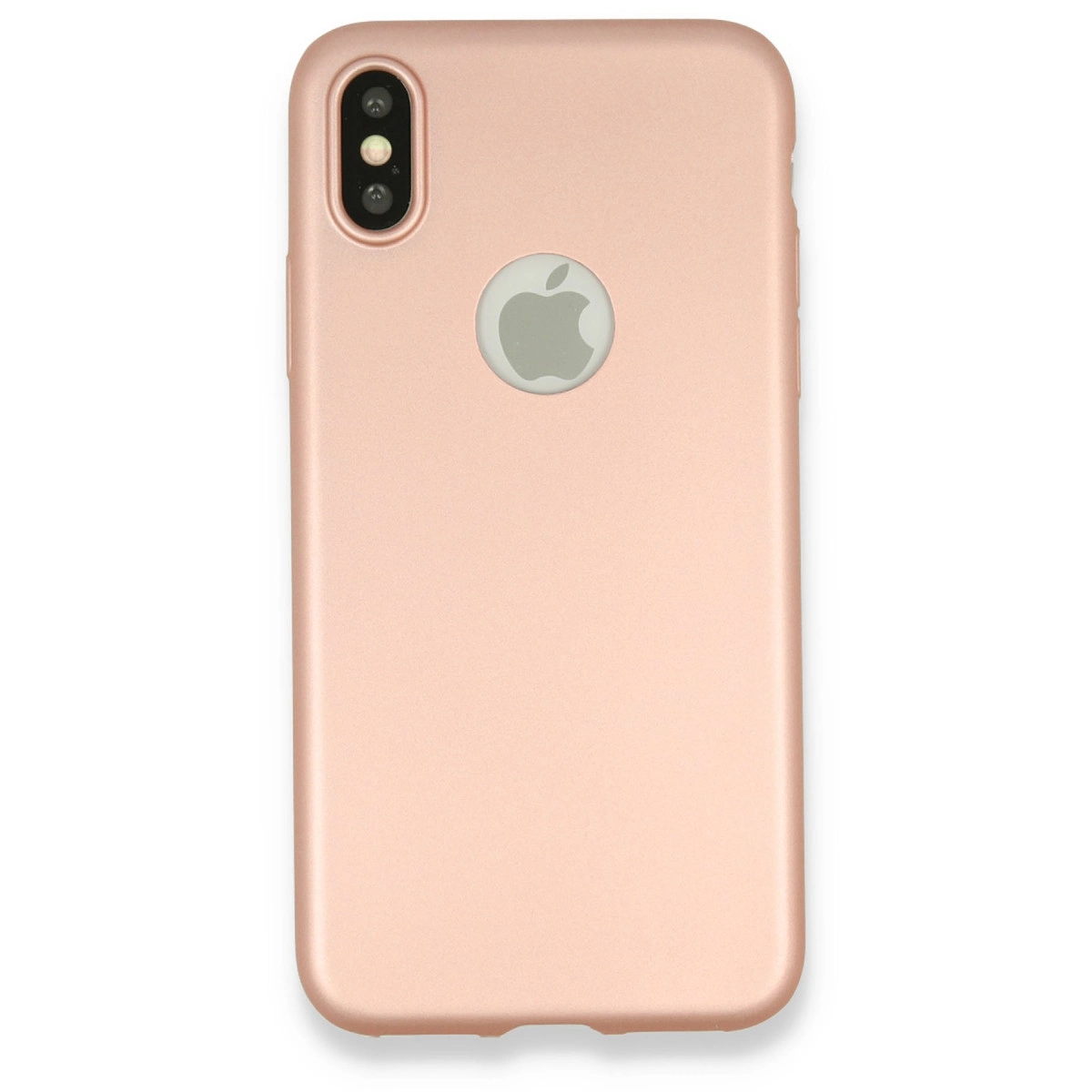 Arkada Apple logosu bulunan gül altın rengi telefon kılıfı.